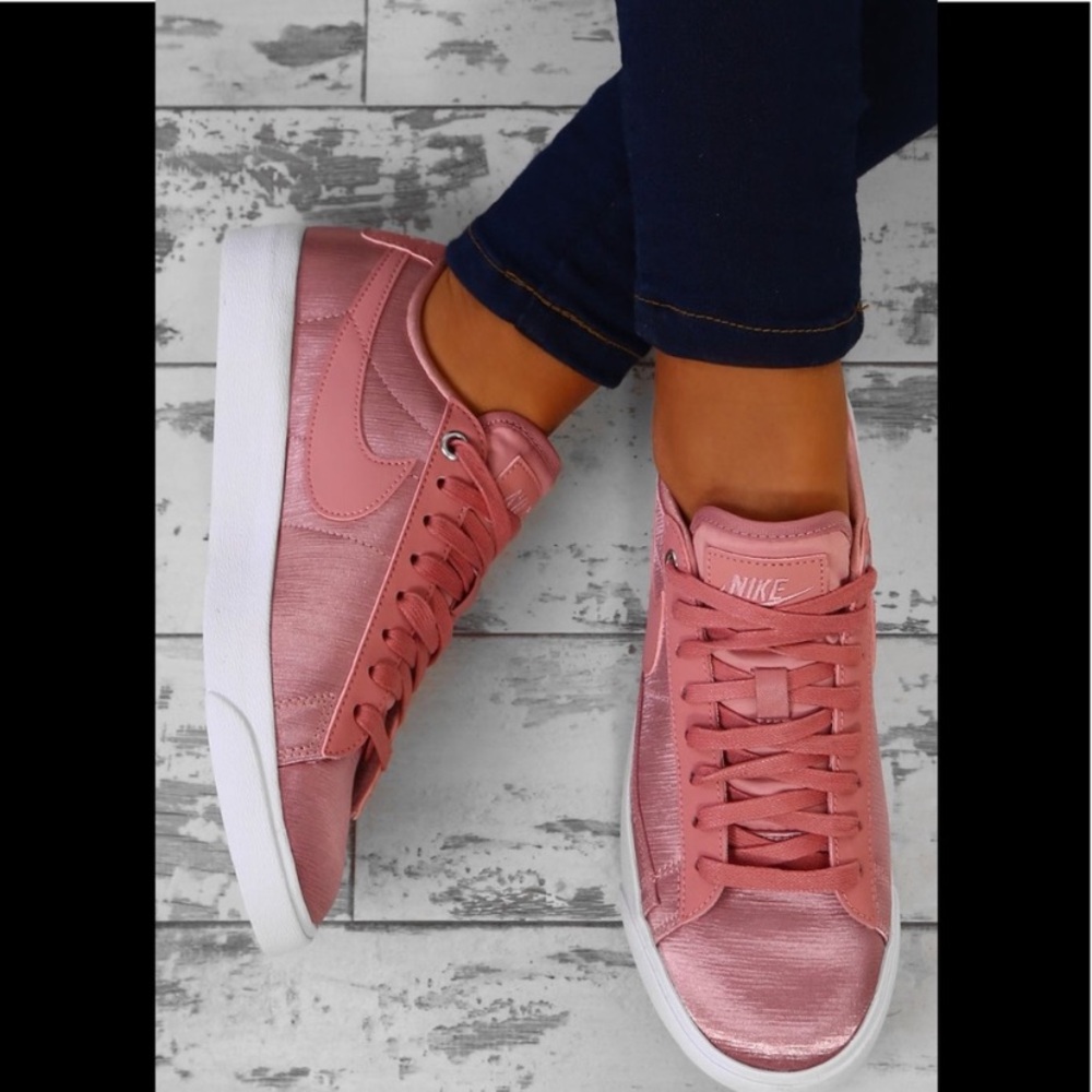 Rare Nike leather low top sneakers - NIB!